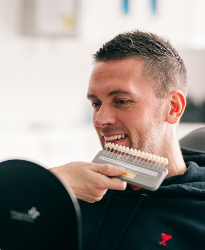 Visibly brighten your smile with a single treatment thanks to professional whitening. 